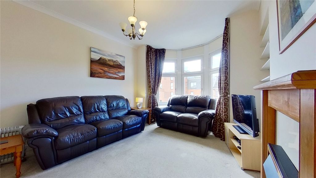 Property photo 3 of 12 Lounge