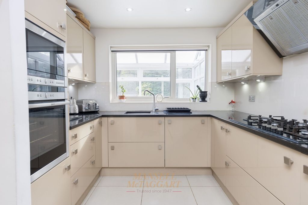 Property photo 3 of 32