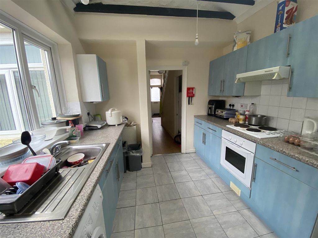 Property photo 2 of 10 Kitchen