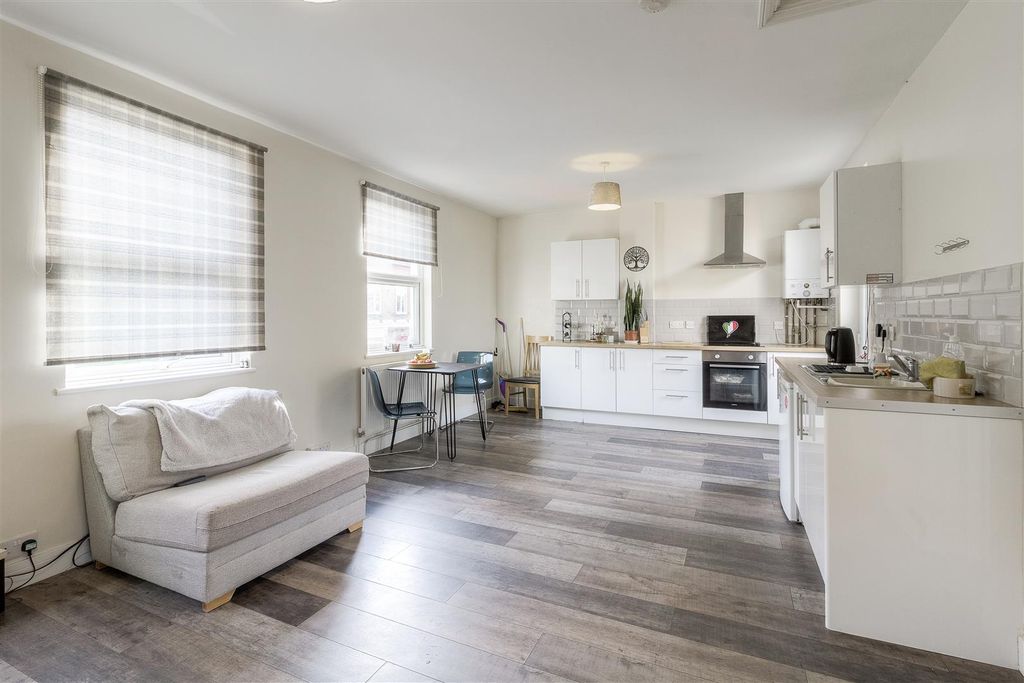 Property photo 2 of 7 Brook Street Kitchen