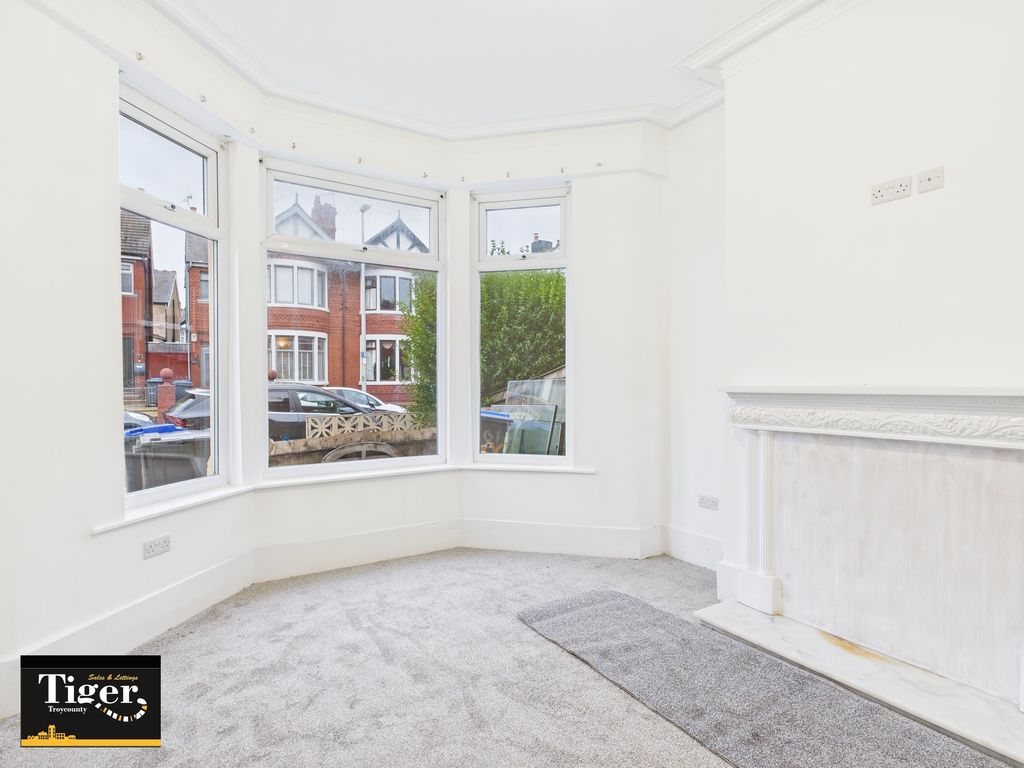 Property photo 3 of 10 Cam03440G0-Pr0431-Still006