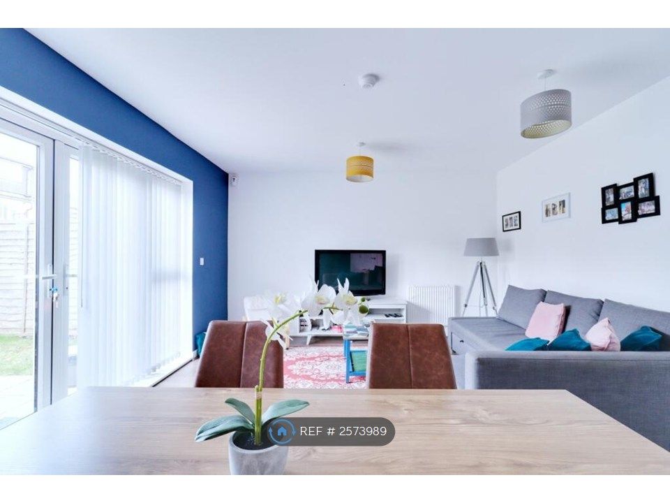 Property photo 1 of 16 Living Room
