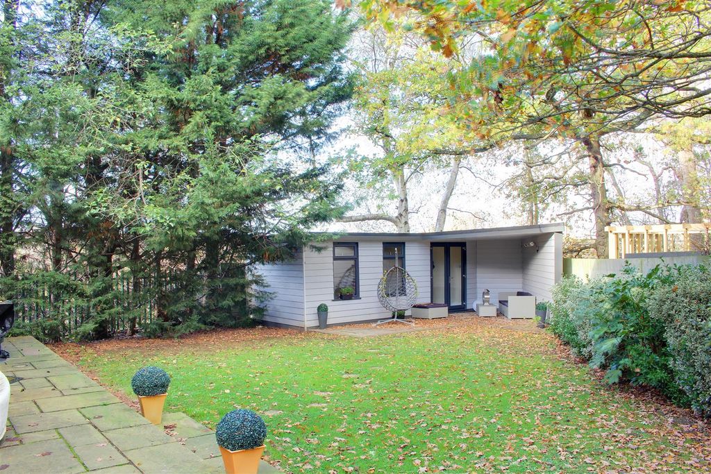 Additional image 4 of 5 bed detached house for salePeplins Way, Brookmans Park AL9