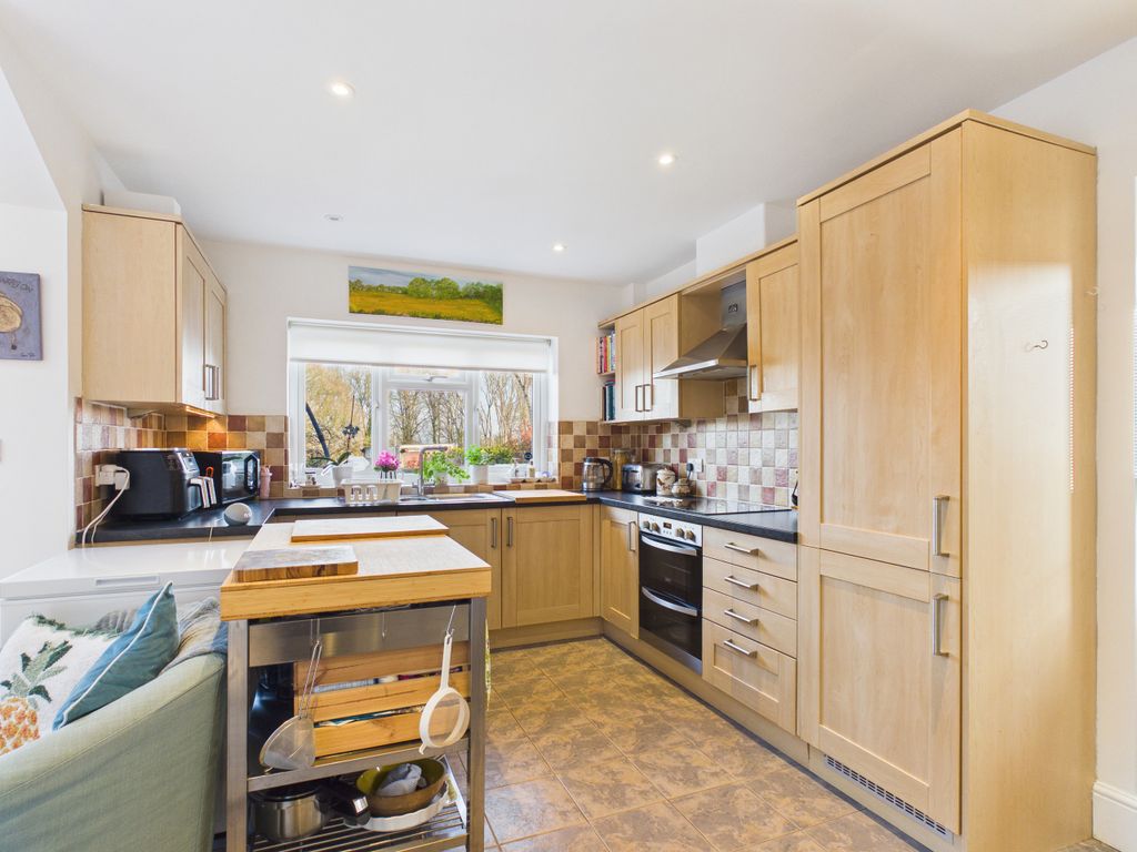 Property photo 3 of 14 Cam01984G0-Pr0565-Still029