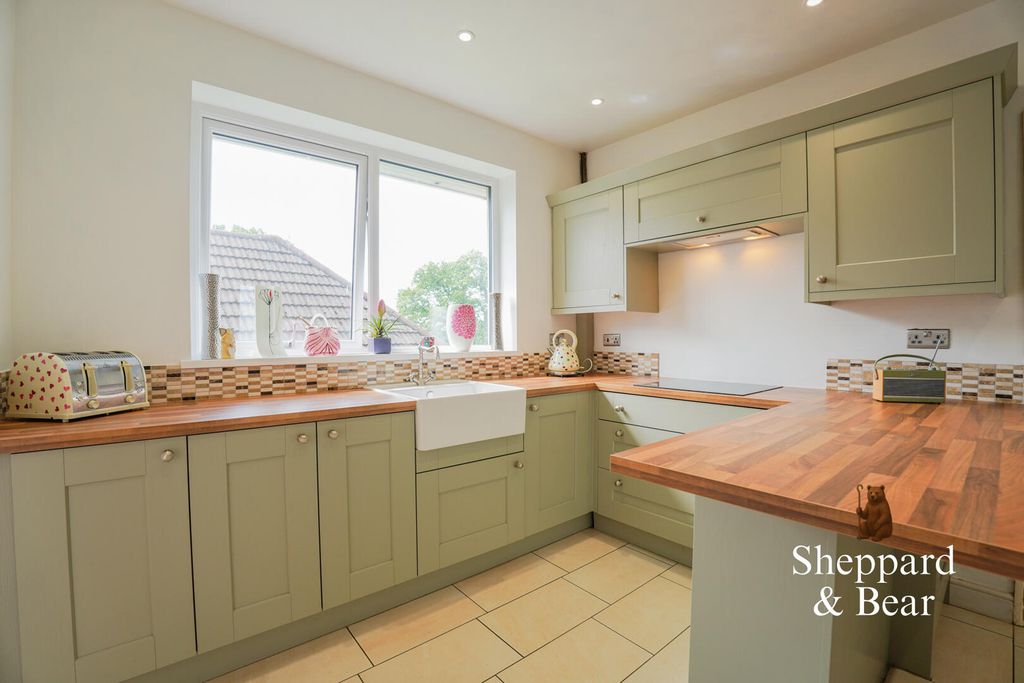 Property photo 3 of 39 Kitchen