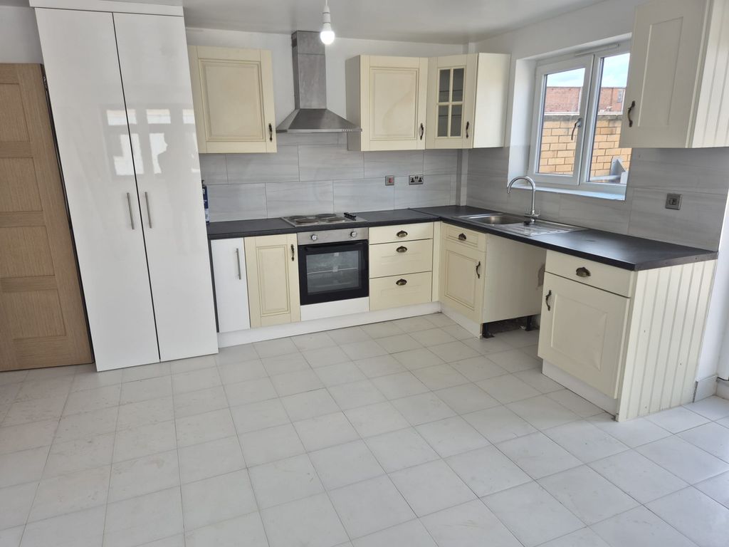 Property photo 3 of 8 Kitchen
