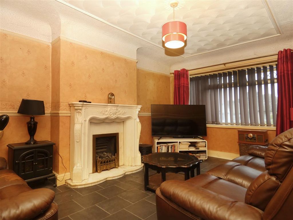 Property photo 3 of 12 Lounge