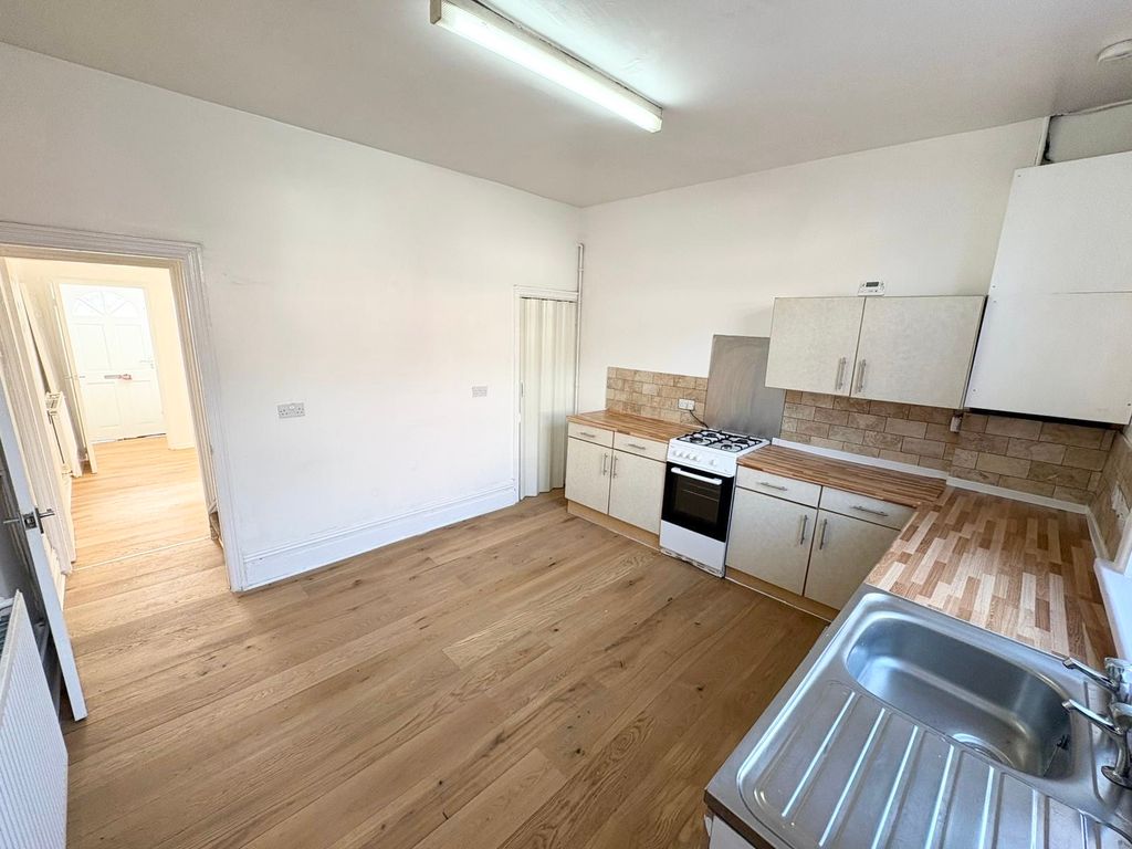 Property photo 3 of 10 Kitchen