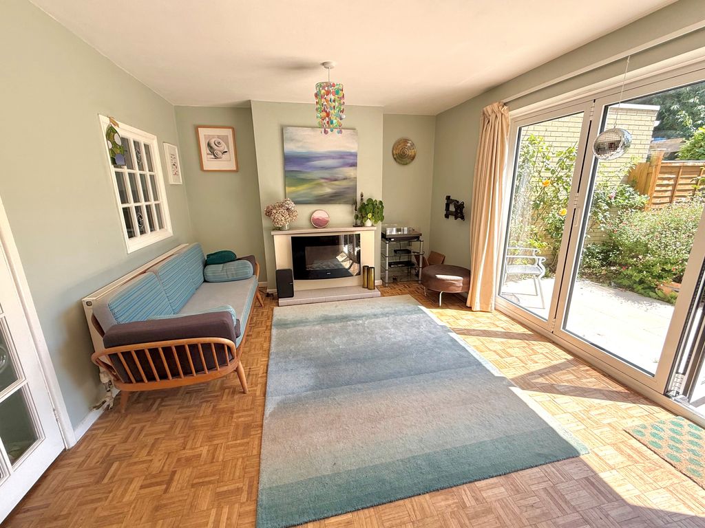 Property photo 2 of 17 19 Cumberland Road Lounge 1