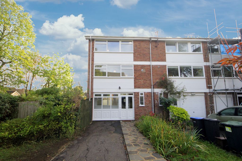 Property photo 1 of 18 Three/Four Bedroom House For Rent