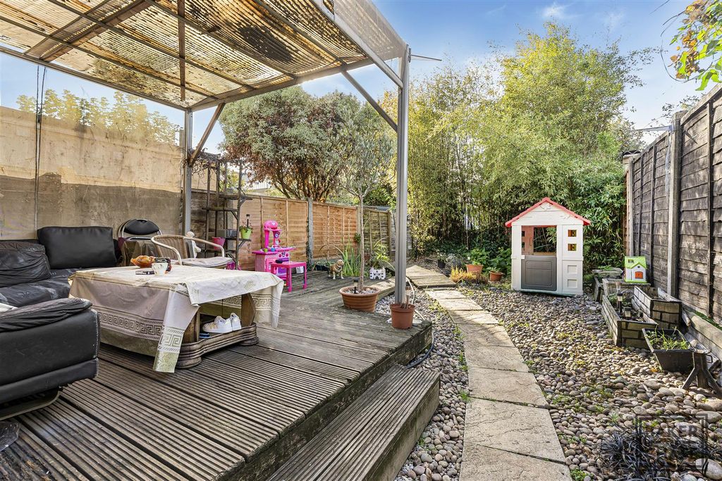 Property photo 2 of 25 Rear Garden (South Facing)