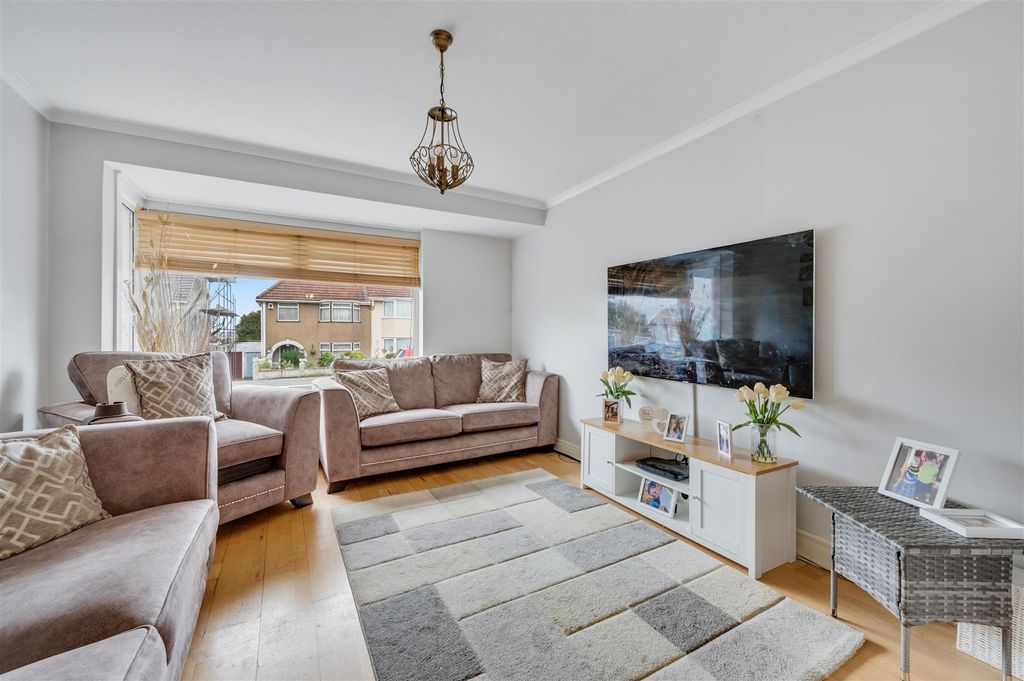 Property photo 2 of 15 Daniels_49 Alder Grove, Nw2 7De_002.Jpg