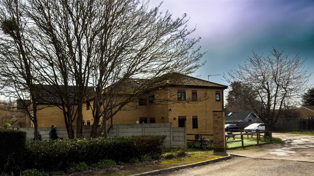 Property photo 1 of 6 Lisa Court