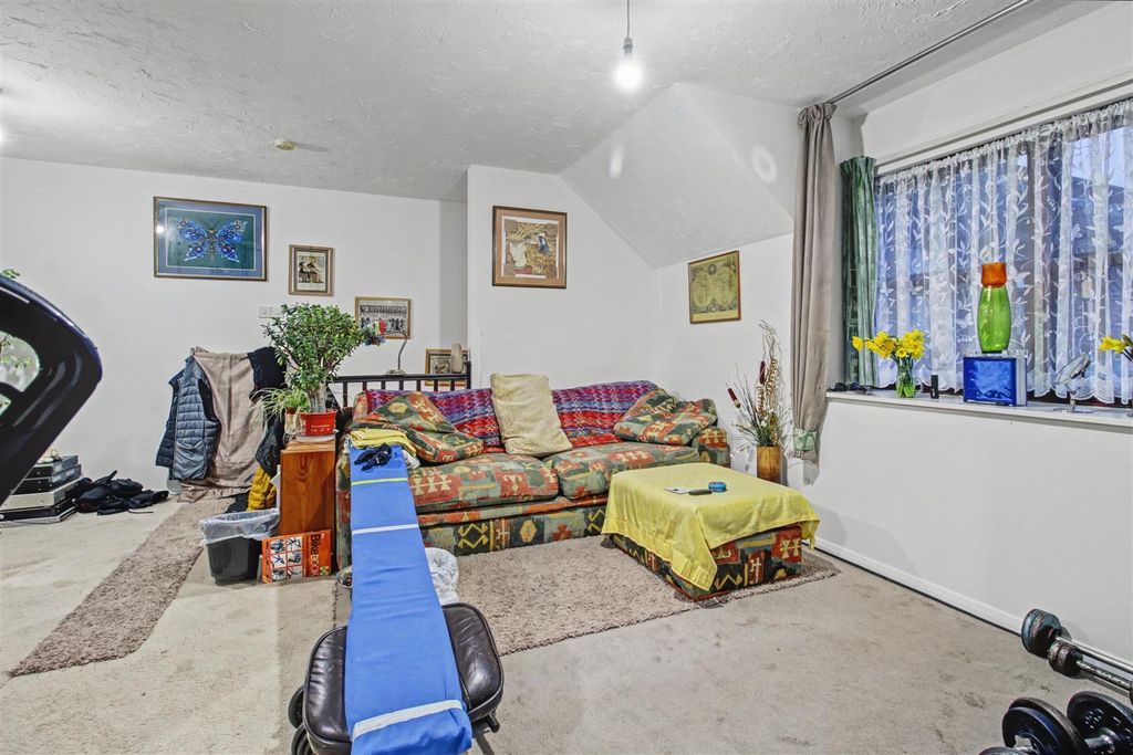 Property photo 3 of 7 Lounge