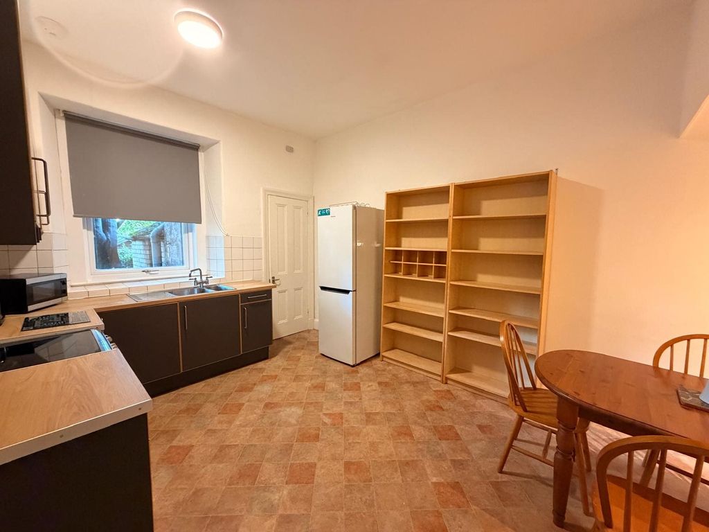 Property photo 3 of 10 Kitchen