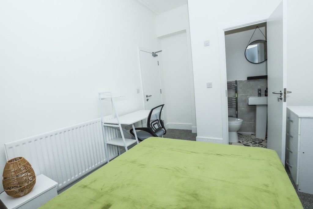 Property photo 3 of 30 56 Wellesley #3.Jpg