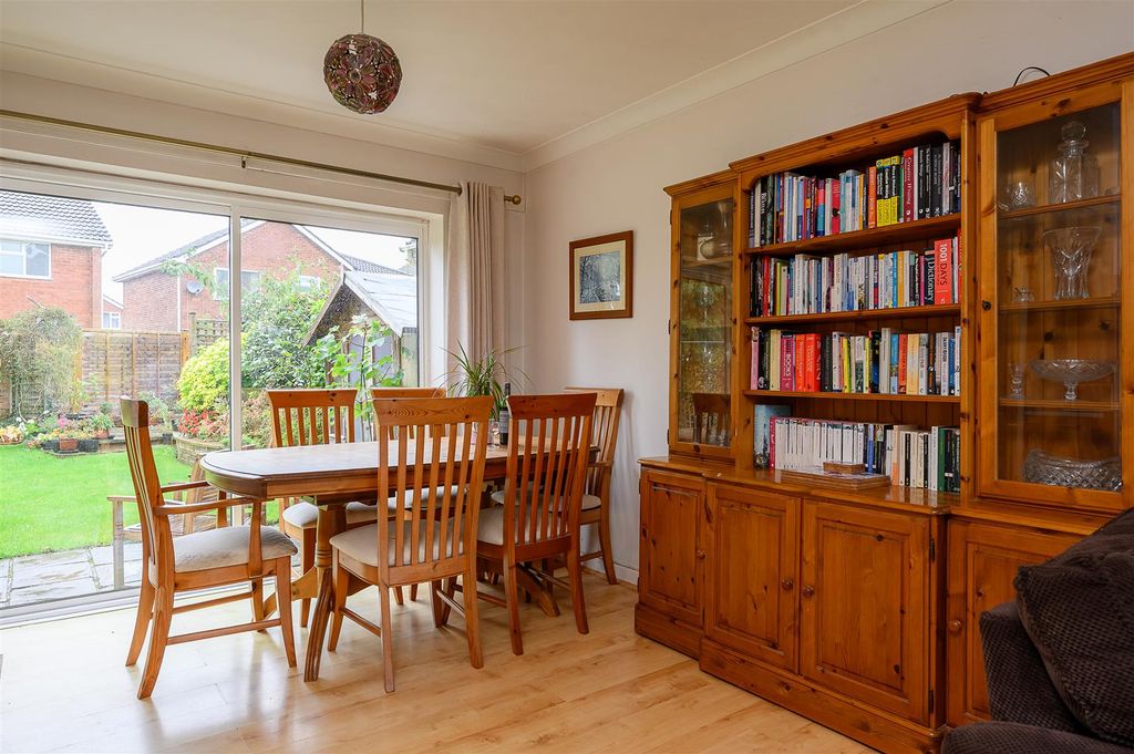 Property photo 3 of 18 Dining Areqa