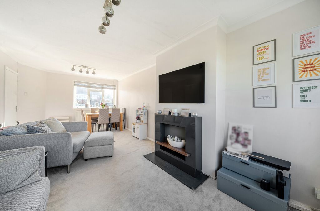 Property photo 2 of 17 1428974-8-69ba73c...