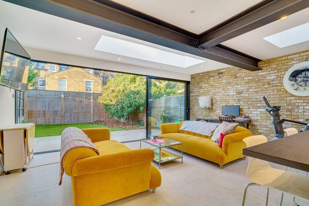 Property photo 3 of 16 Birdhurstroad23-16.Jpg