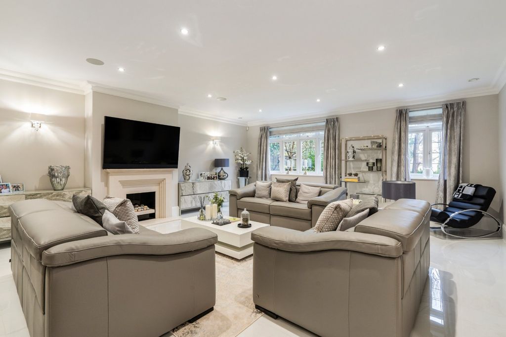 Property photo 3 of 19 Drawing Room