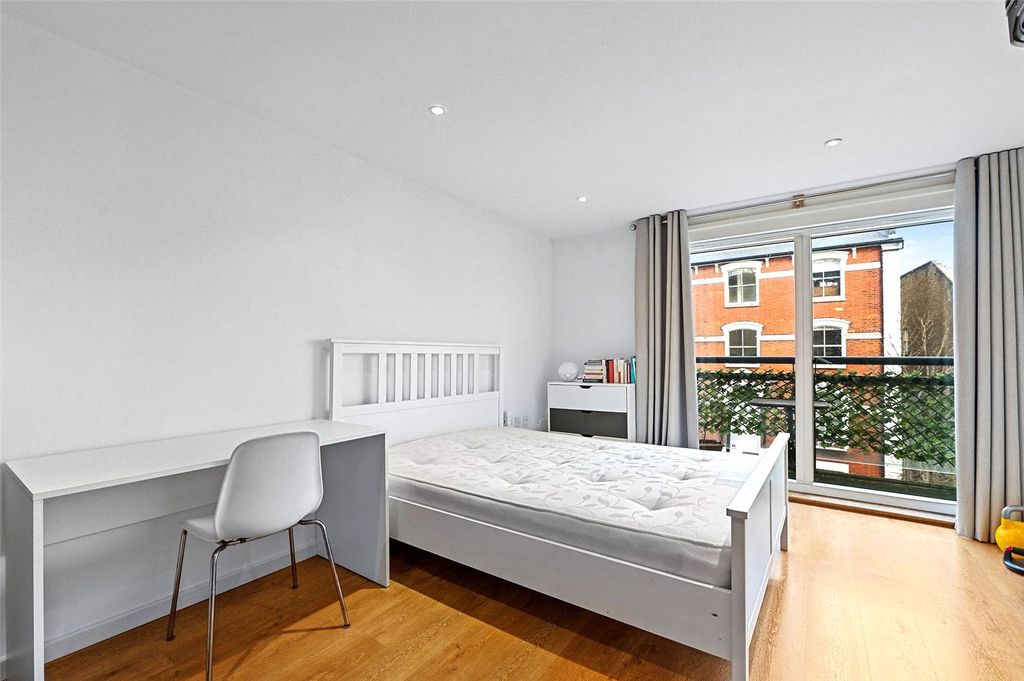 Property photo 2 of 15 Bedroom