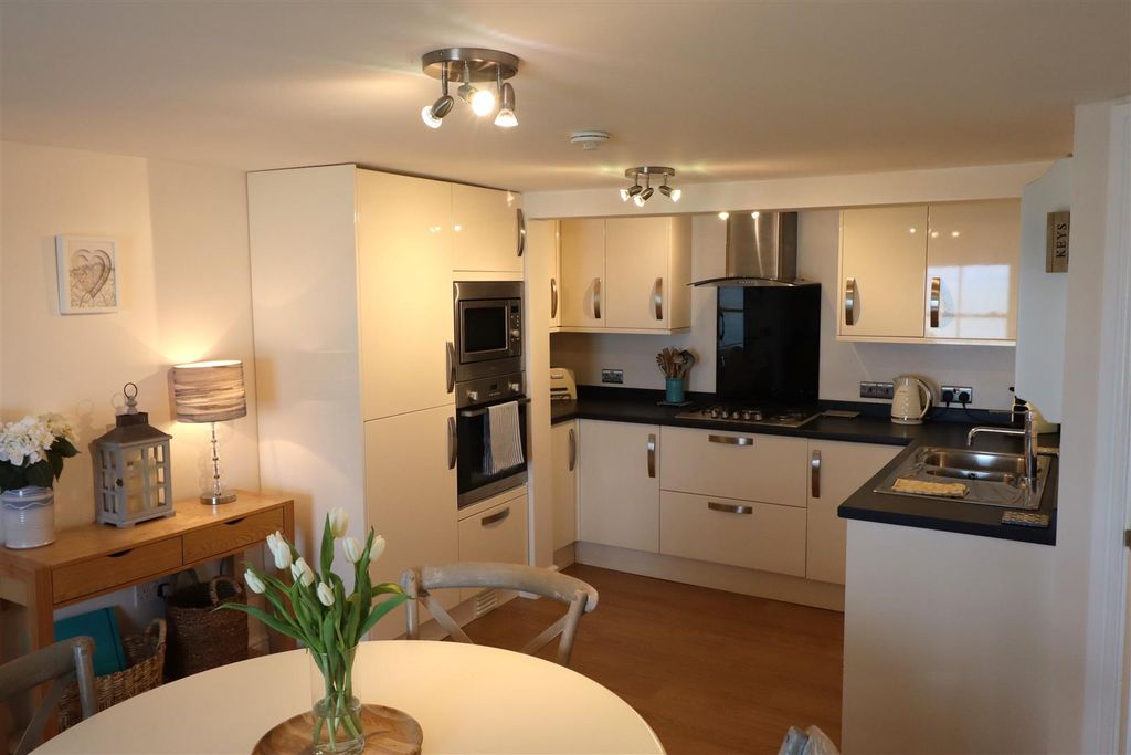 Property photo 2 of 7 Kitchen.Jpg