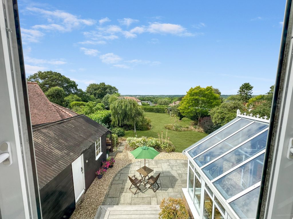 Property photo 3 of 24 Ewemove-Abbeyview-Romsey-Pic3