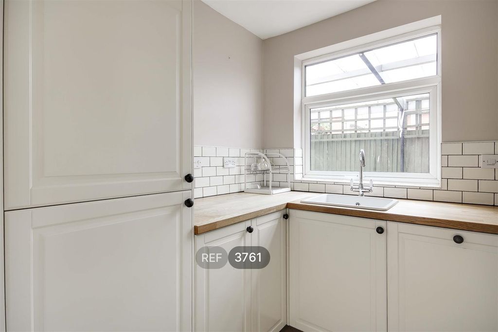 Property photo 3 of 18 Kitchen