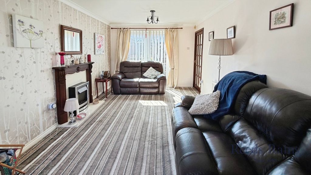 Property photo 2 of 14 Lounge