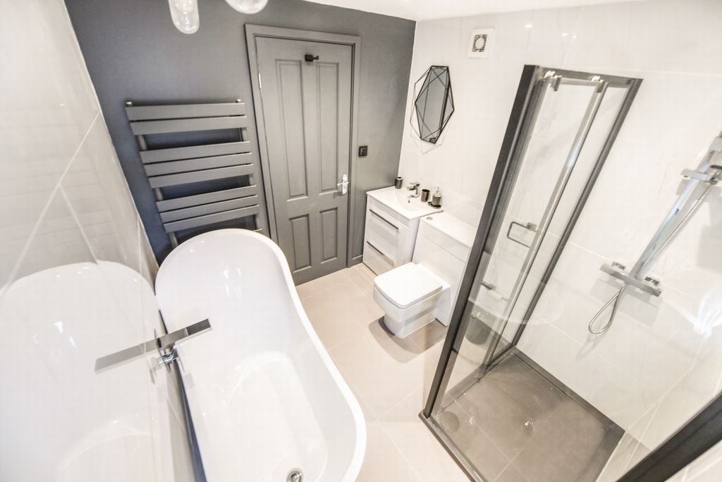 Property photo 2 of 11 Bathroom