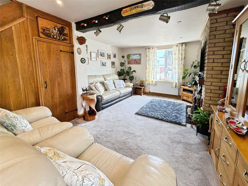 Property photo 3 of 18 Lounge