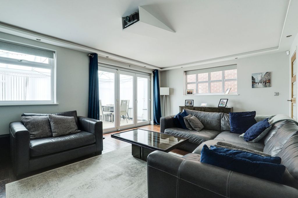 Property photo 2 of 21