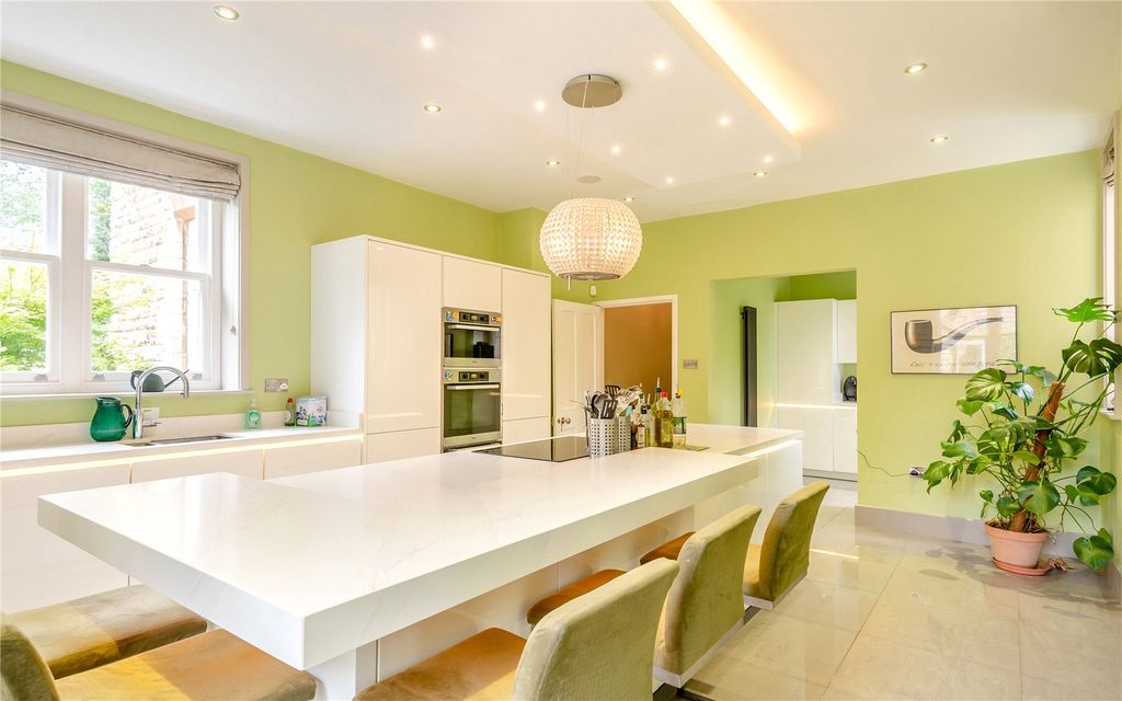 Property photo 3 of 19 Kitchen