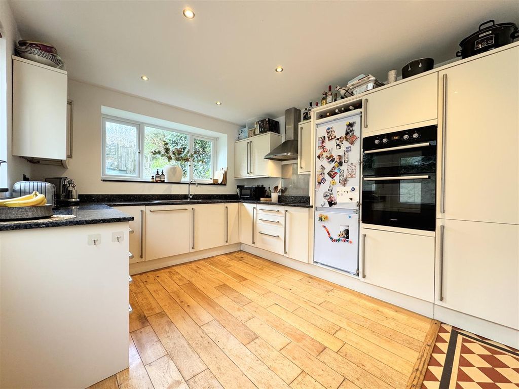 Property photo 3 of 33 Kitchen