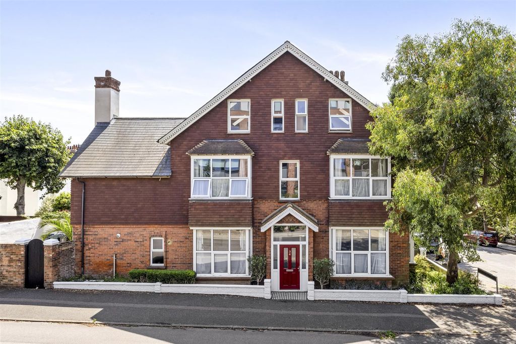 Property photo 1 of 19 Chanctonbury Road, 34-019.Jpg