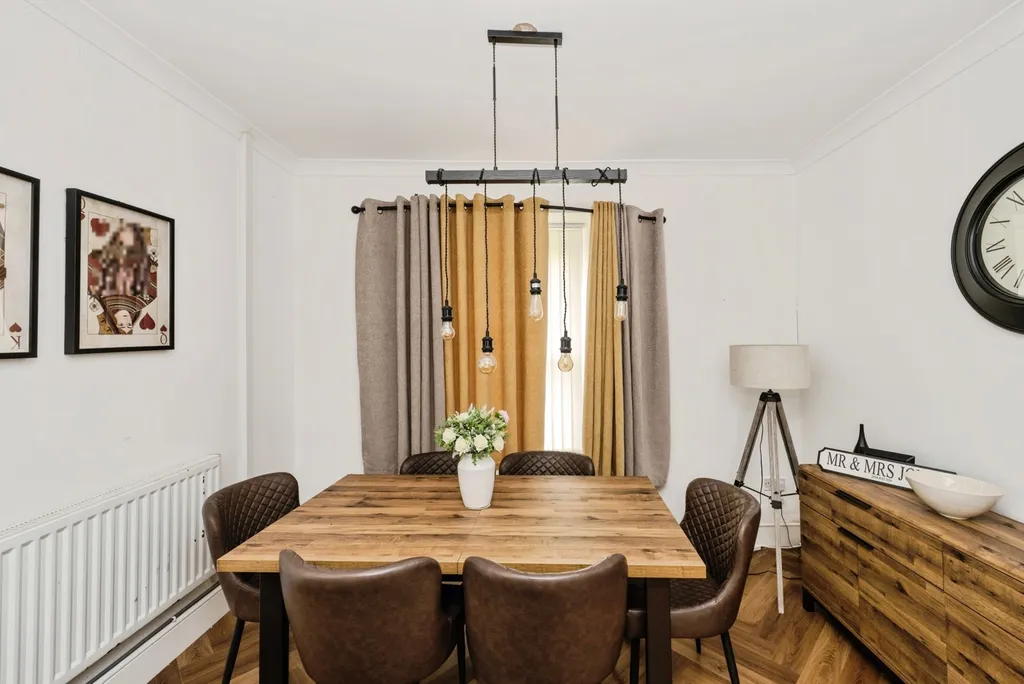 House in Pontarddulais - More