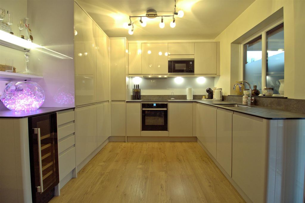 Property photo 3 of 36 Kitchen