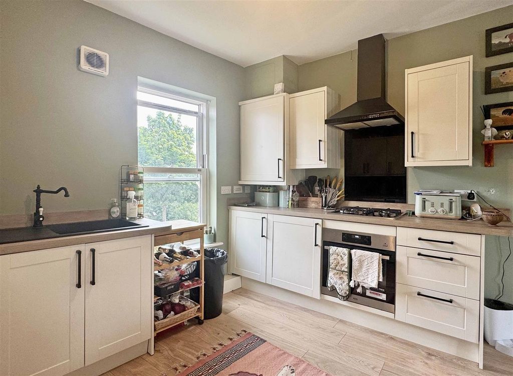 Property photo 2 of 11 Kitchen c.Jpg