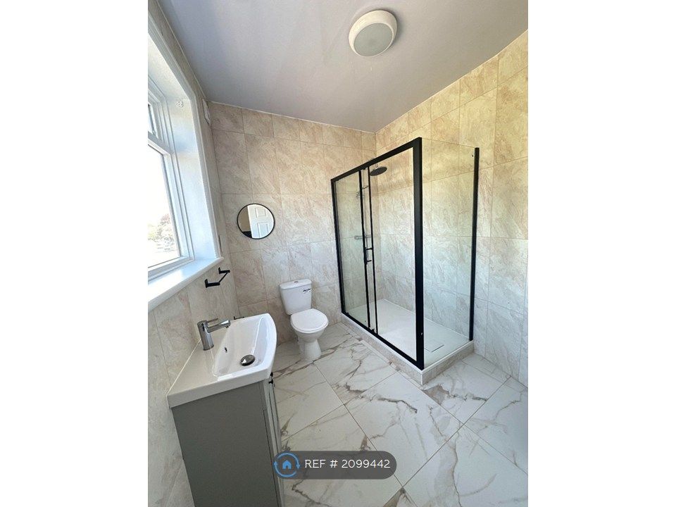 Property photo 3 of 6 Luxury Spacious Ensuite