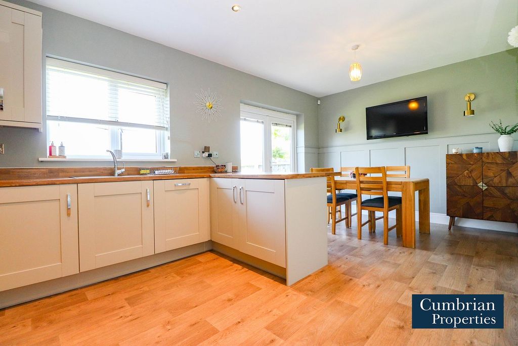 Property photo 2 of 25 Dining Kitchen