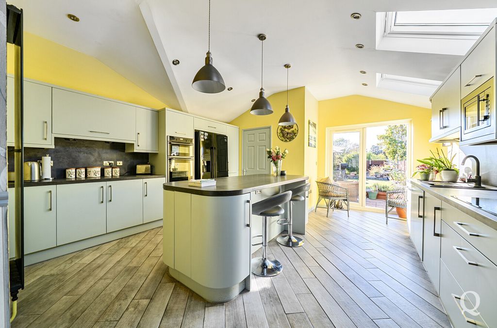 Property photo 3 of 23 A1Bc0796-d68F-493...
