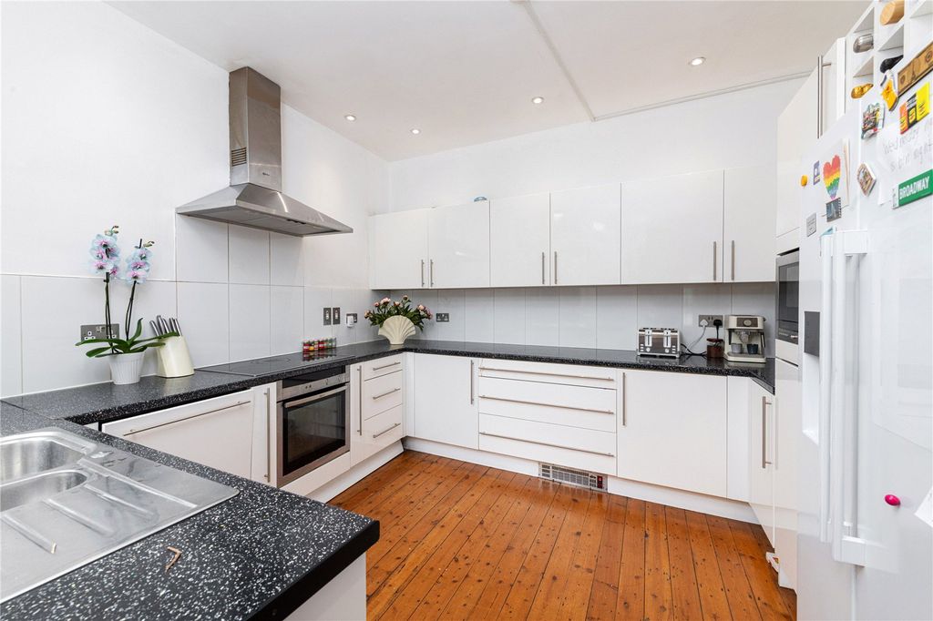 Property photo 3 of 17 Kitchen