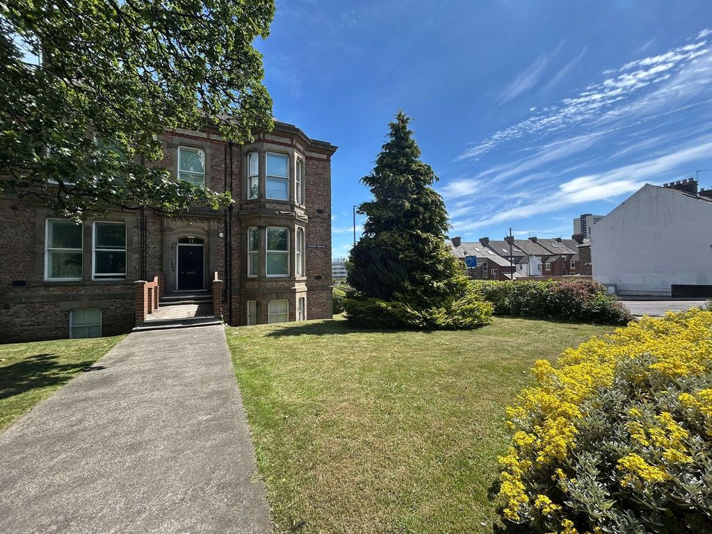 Property photo 2 of 13 Beautiful Front View Of A Charming Detached House ...