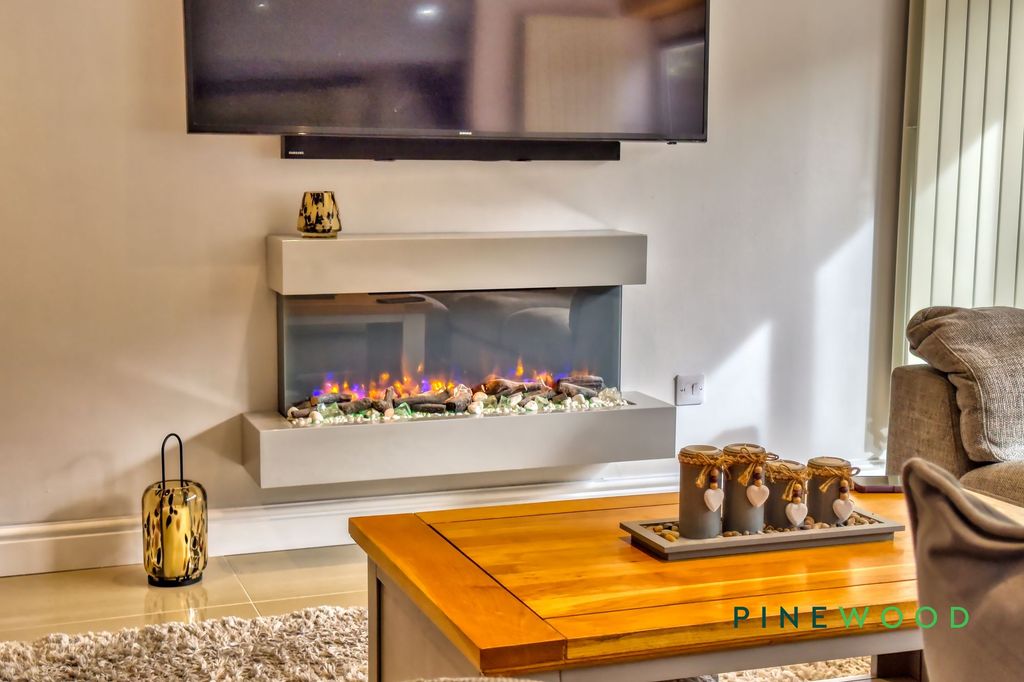 Property photo 3 of 32 Lounge