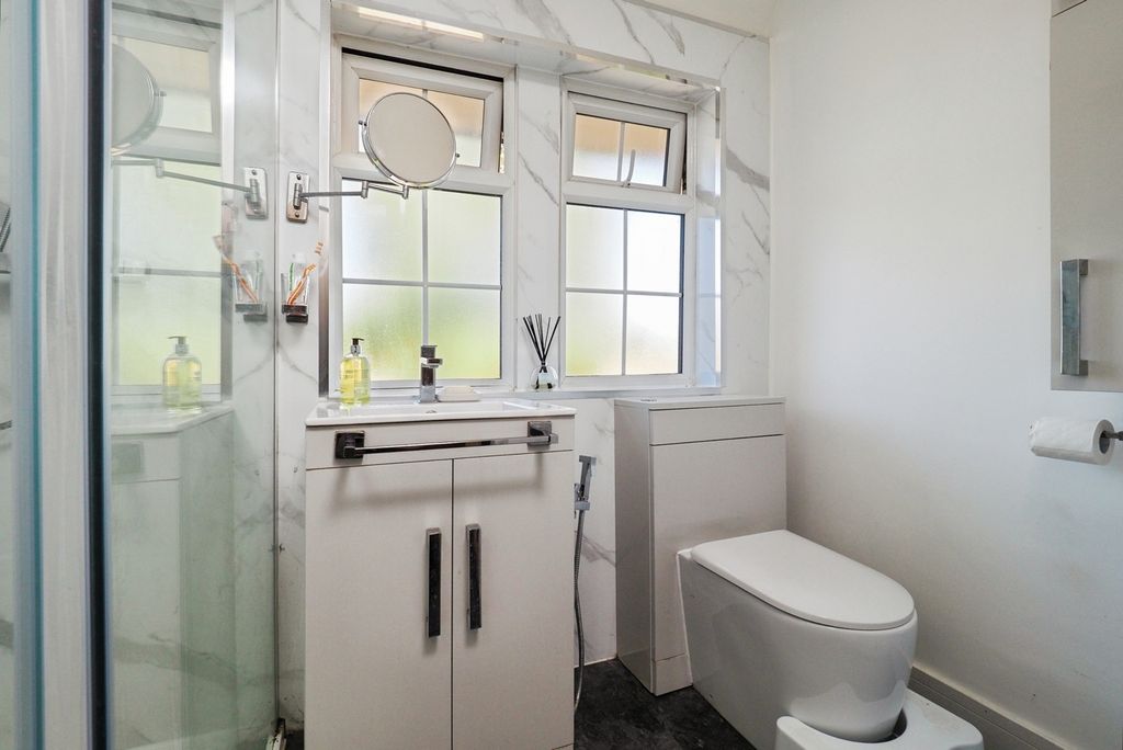 Property photo 3 of 17 Bathroom