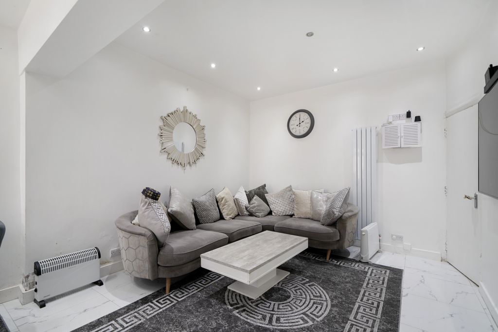 Property photo 1 of 18 Substantial 4-Level Family Home With Loft Conversion &amp; Outbuilding Â€“ 1,593 Sq Ft