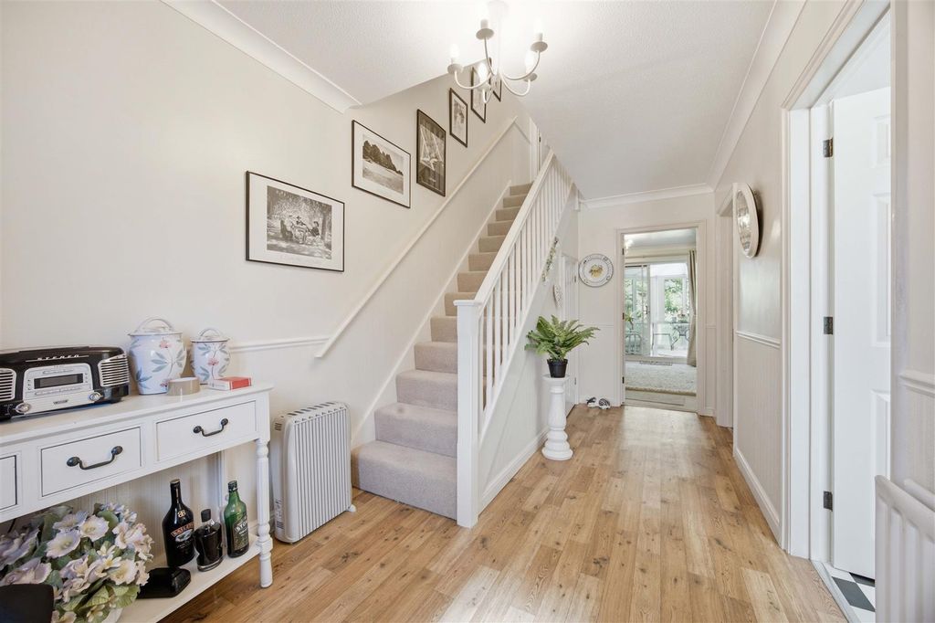 Property photo 3 of 16 Entrance Hall