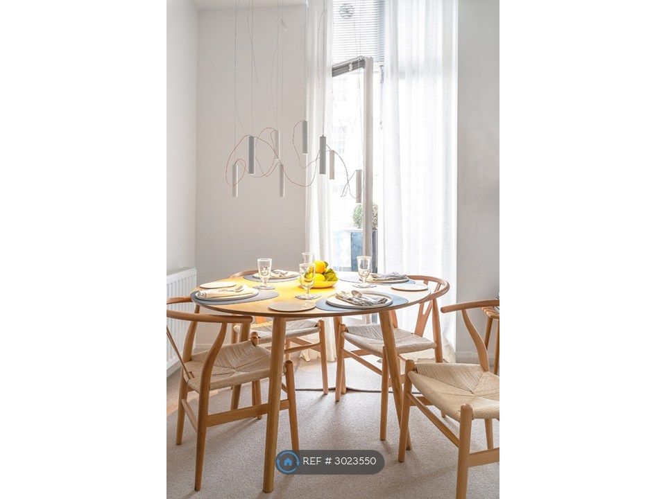 Property photo 2 of 15 Bright Living Room With Dining Table For 4