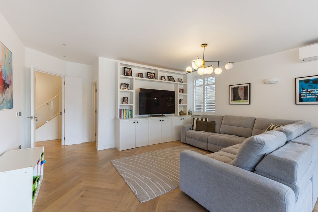 Property photo 1 of 15 115738_18-Dobree-...