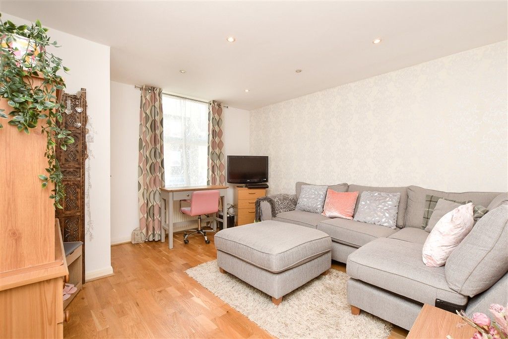 Property photo 3 of 12 Lounge